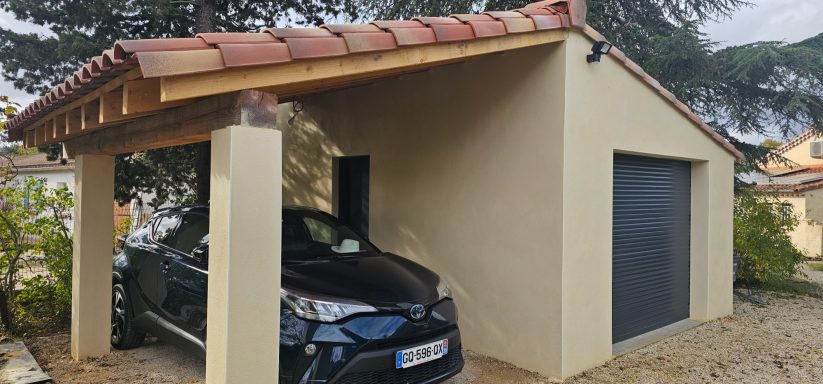 garage et carport Une maison avec un garage et une voiture noire stationnée à l'intérieur.